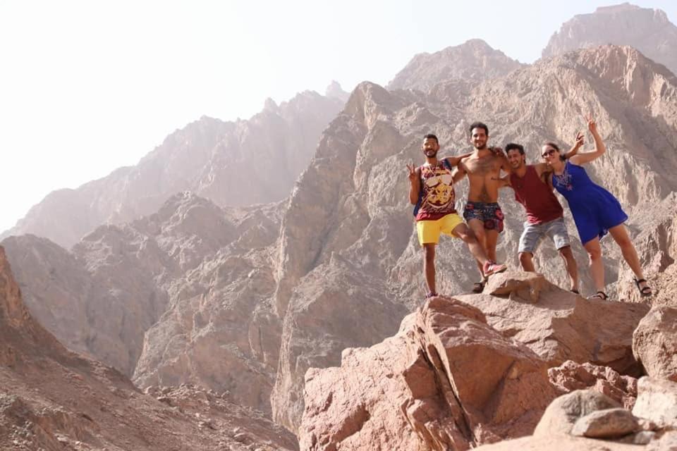 Sebaii Camp السباعى كامب شاطئ الترابين بجوار ويت بالس Hostel Nuweiba Luaran gambar