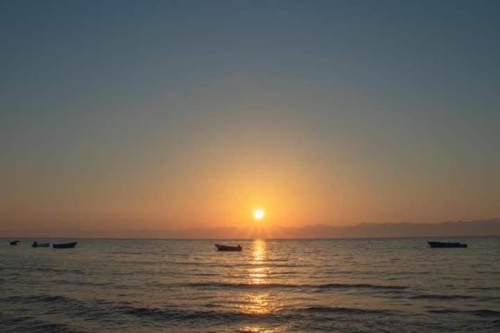 Sebaii Camp السباعى كامب شاطئ الترابين بجوار ويت بالس Hostel Nuweiba Luaran gambar